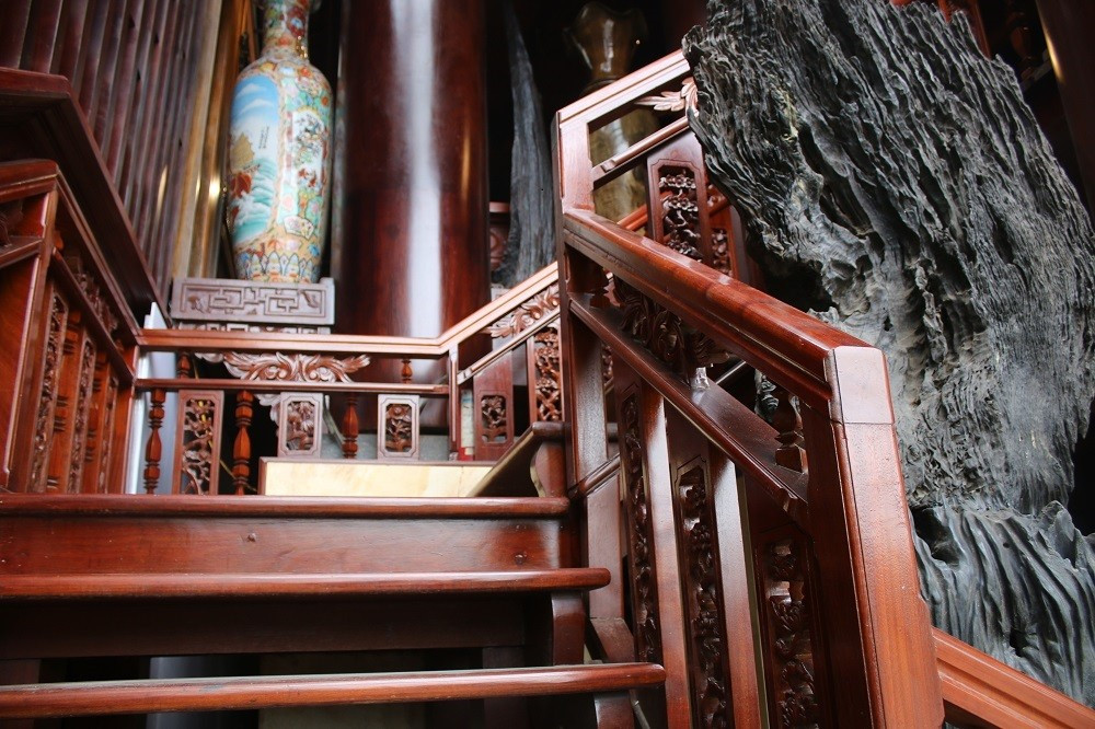 Nhà làm hoàn toàn bằng gỗ, gồm 22 cột gỗ cao, to, nhiều cột khoảng 2 người ôm mới xuể.