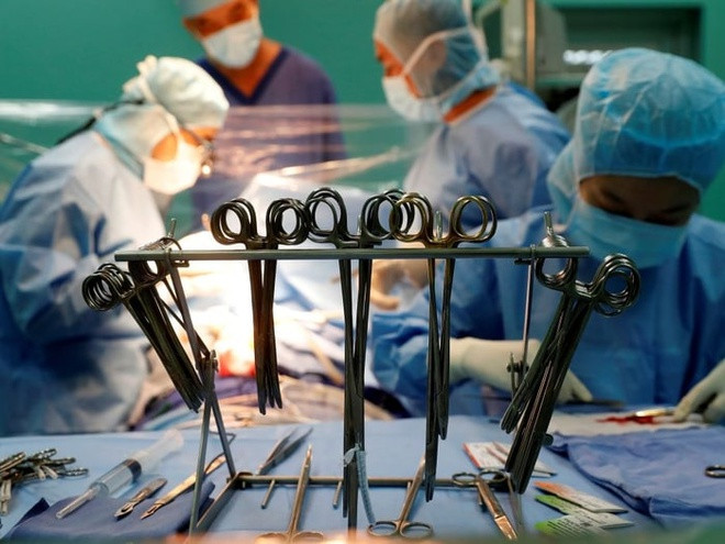 Be 14 tuoi rach bung, lo noi tang sau tai nan giao thong