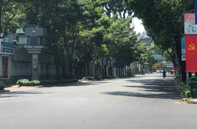 Nhiều tuyến đường vắng người đi lại. 