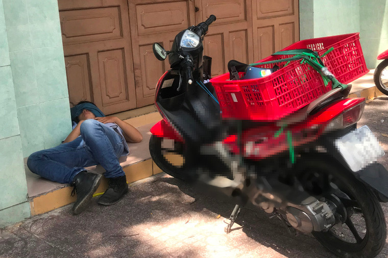 Người trẻ tuổi cũng một phen khốn đốn vì nắng nóng giữa trưa trên đường mưu sinh.