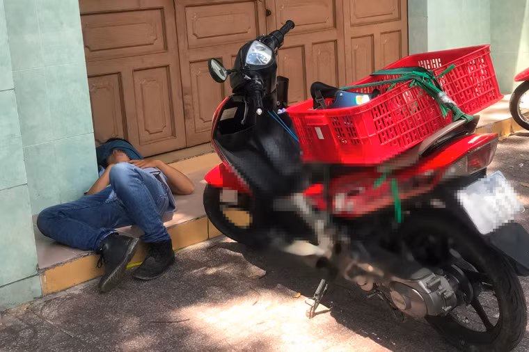 Người trẻ tuổi cũng một phen khốn đốn vì nắng nóng giữa trưa trên đường mưu sinh.