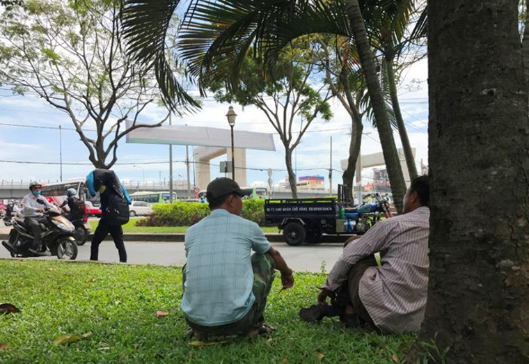 Những người mưu sinh trên đường vô cùng khốn đốn vì nắng nóng.