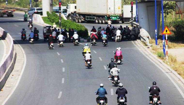 Người tham gia giao thông trên xa lộ Hà Nội "trốn" nắng nóng.