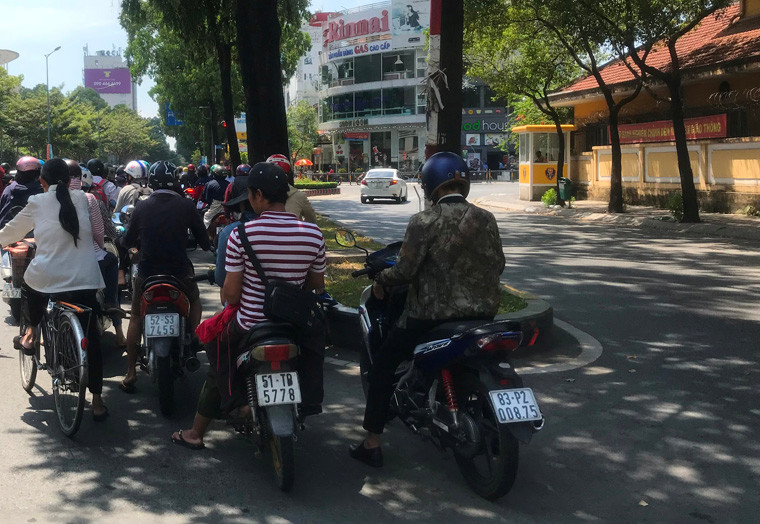 Bóng mát trên đường là nơi trốn nắng nóng lý tưởng của người dân.