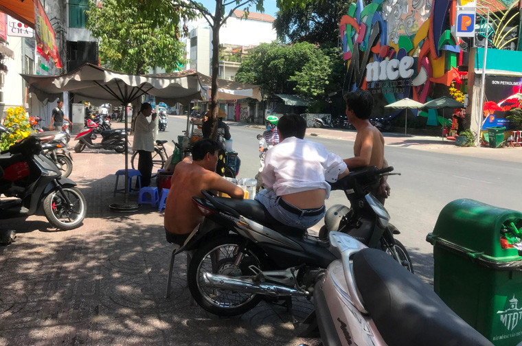 Nhiều nơi nhiệt độ ngoài trời vào giữa trưa lên đến hơn 38 độ C.