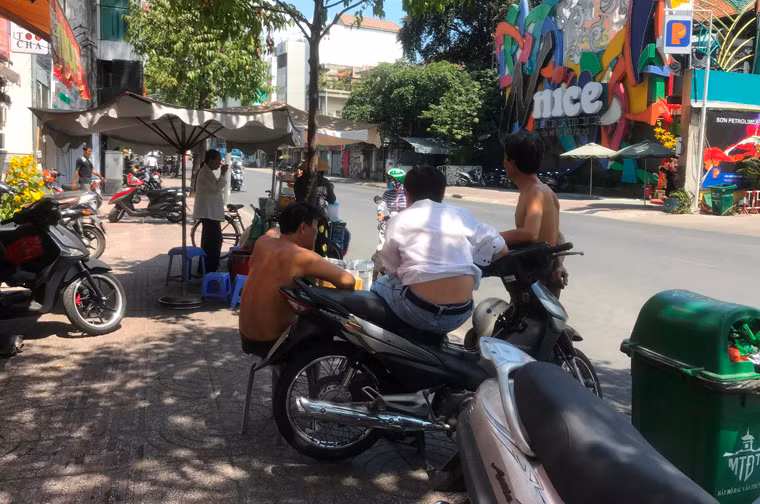 Nhiều nơi nhiệt độ ngoài trời vào giữa trưa lên đến hơn 38 độ C.