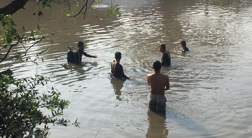 Lực lượng CH-CN lặn tìm người nghi mất tích dưới sông.