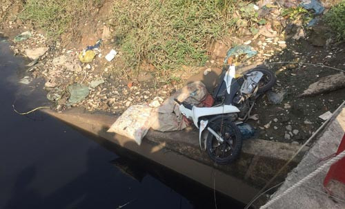 Chiếc xe máy hiệu Wave được phát hiện nằm trên bờ, ven sông Rạch Chiếc.