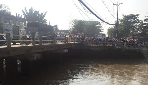 Vụ việc khiến hàng trăm người hiếu kỳ theo dõi khiến giao thông vào giờ cao điểm trên đường Đỗ Xuân Hợp, quận 9 ùn tắc nghiêm trọng.