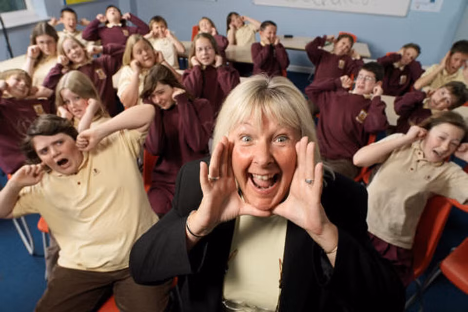 Người có tiếng hét lớn nhất - bà Jill Drake, người sở hữu tiếng hét đạt đơn vị 129 db (decibel), chỉ kém 10 db so với tiếng gầm của động cơ máy bay phản lực và vượt quá giới hạn nghe của con người.