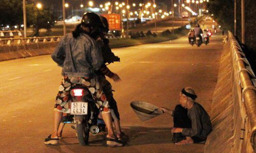 Cảnh người già ăn xin như thế này thường thấy ở TP HCM. Ảnh: Tuổi Trẻ.