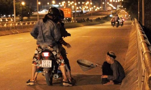 Cảnh người già ăn xin như thế này thường thấy ở TP HCM. Ảnh: Tuổi Trẻ.