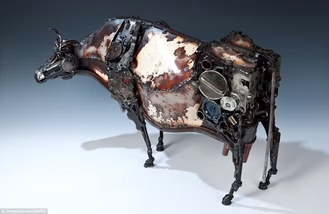 Corbett tận dụng tất cả những đồ phụ tùng xe hơi phế thải, từ cần số, bugi, ống bô... để ráp lại thành các tác phẩm ấn tượng.