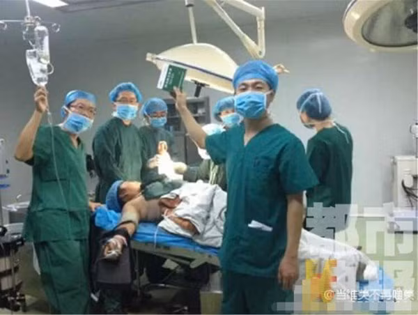 Các y bác sĩ chụp ảnh trong khi bệnh nhân vẫn nằm trên bàn mổ.