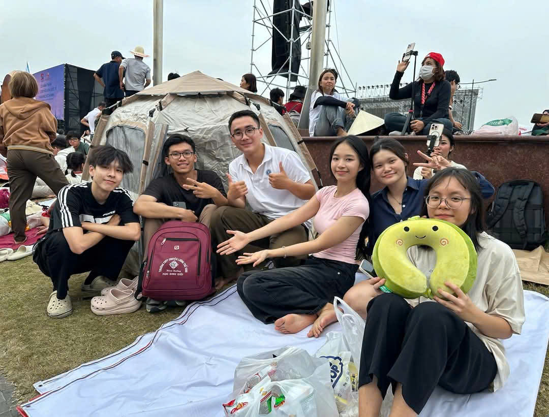 Các bạn trẻ tỏ ra vui mừng khi tìm được một chỗ ngồi lý tưởng.