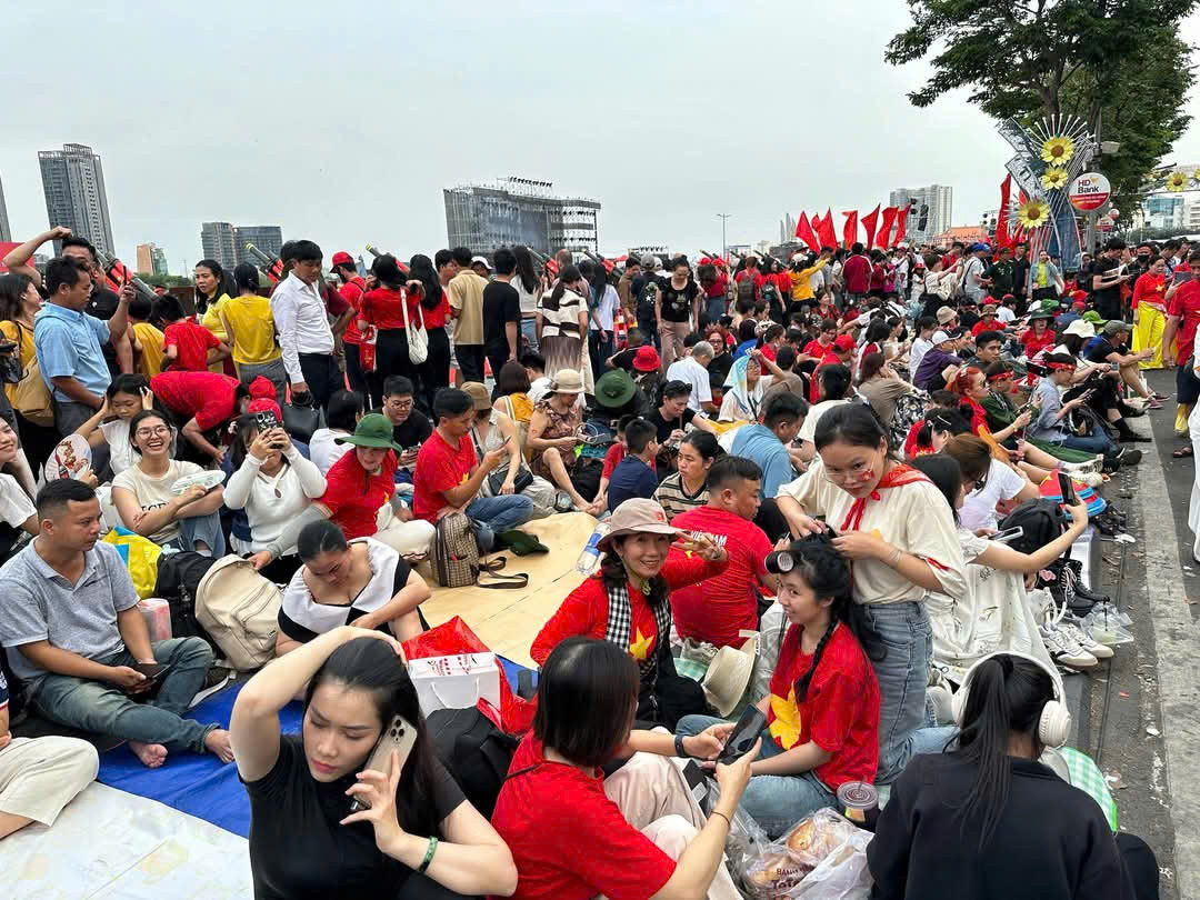 Càng tới chiều muộn 29/4, lượng người đổ về các tuyến phố lớn: Tôn Đức Thắng, Lê Lợi, phố đi bộ Nguyễn Huệ, chợ Bến Thành, bến Bạch Đằng càng đông hơn.