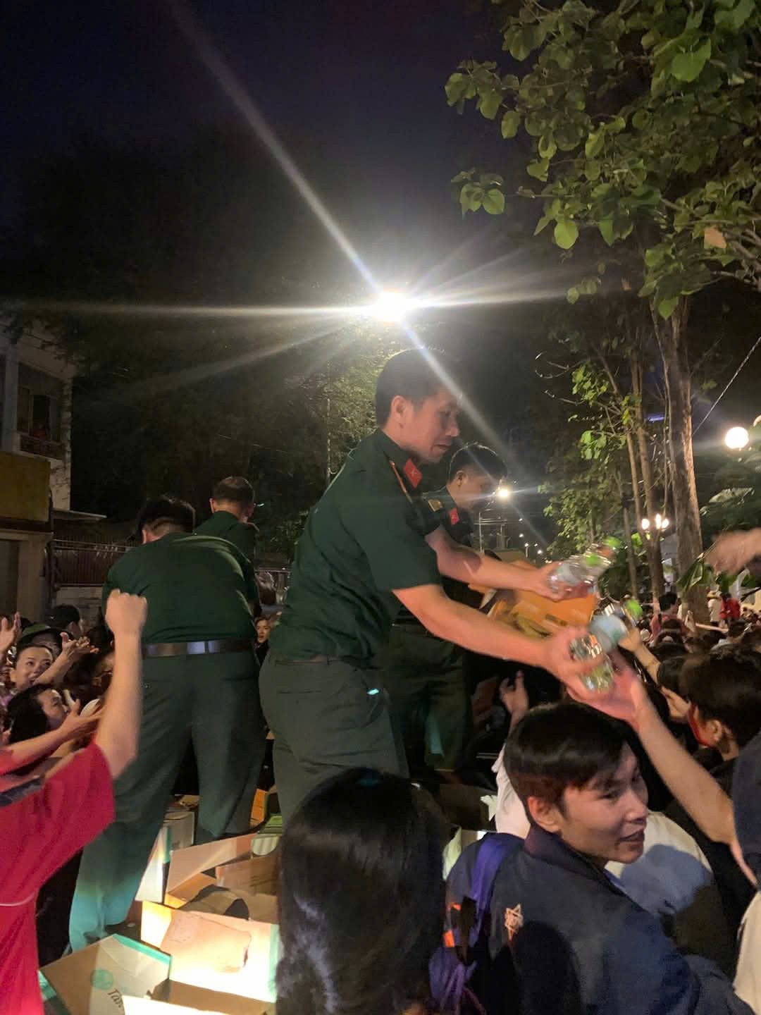 Các chú bộ đội phát nước cho người dân ngồi chờ ở đường Nam Kỳ Khởi Nghĩa.