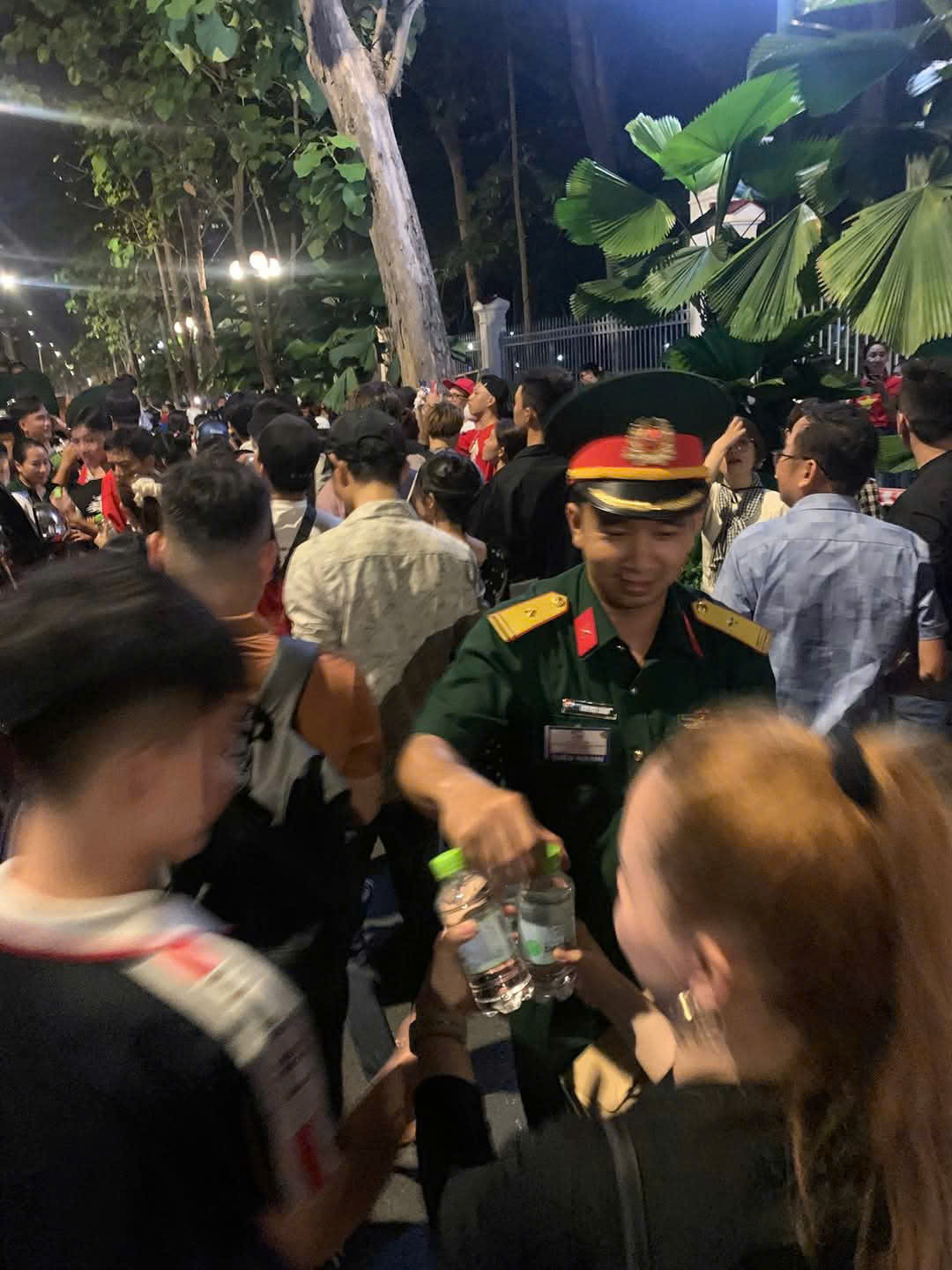 Sự chu đáo của Ban tổ chức khiến người dân cảm động.