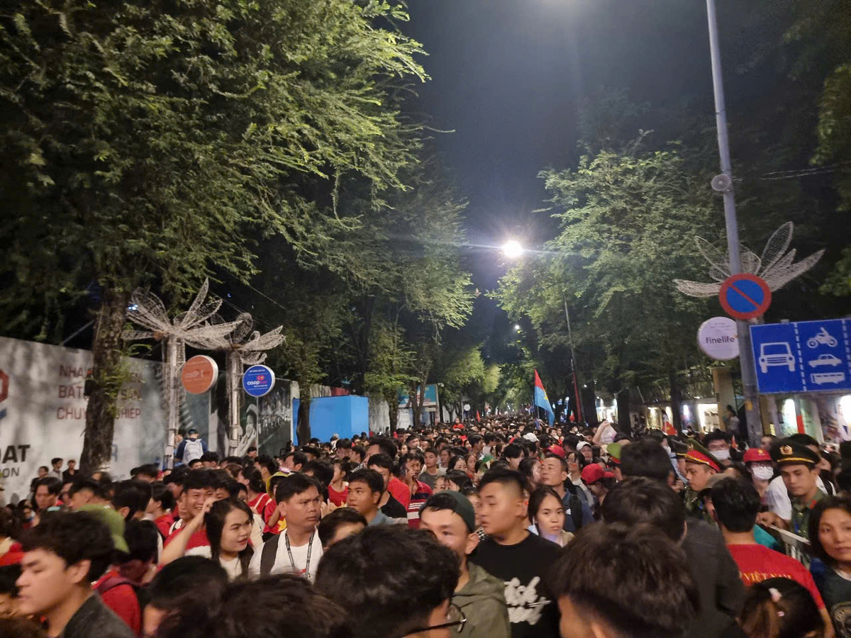 Tới 3h ngày 30/4, tất cả các ngả đường tại khu vực Trung tâm TP HCM, nơi có các đoàn diễu binh, diễu hành đi qua đều đã chật kín người.