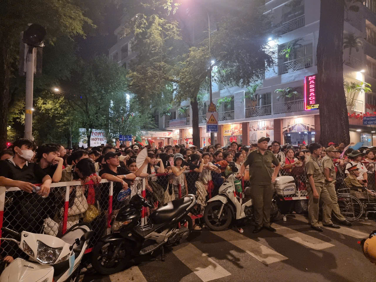 Dù đông đúc, người dân vẫn tuân thủ quy định của Ban tổ chức.