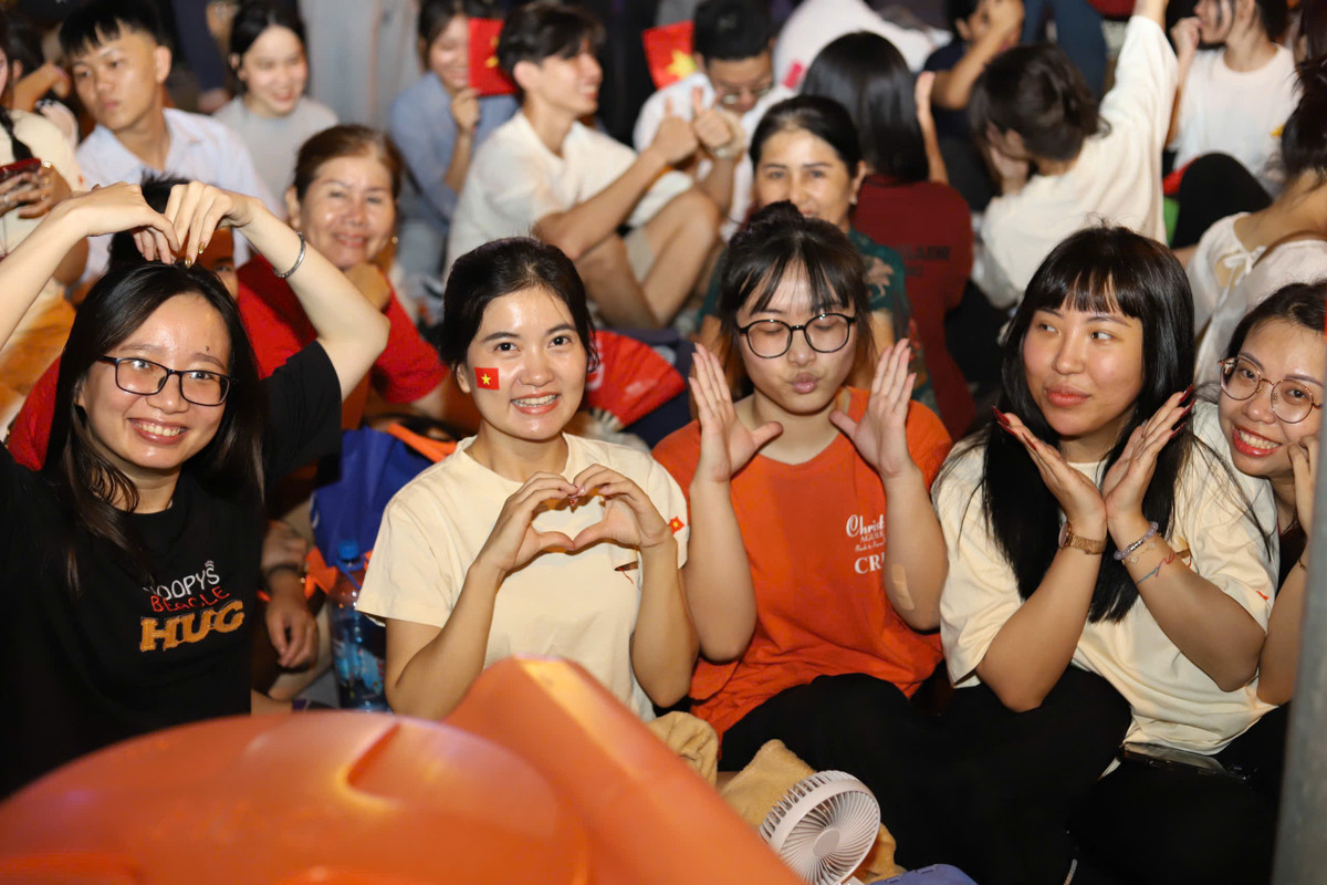 Ai cũng tỏ ra hào hứng chờ xem Đại lễ hôm nay.