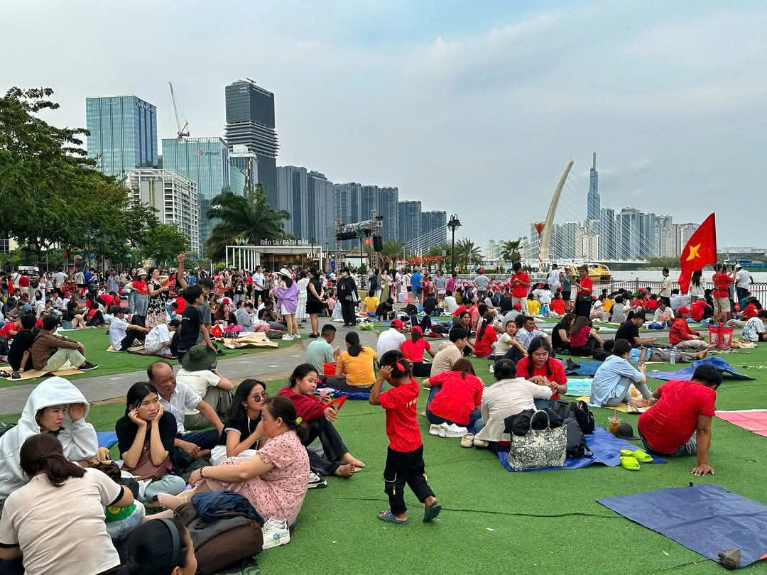 Tại khu vực bến Bạch Đằng, không khí cũng nóng dần từ chiều 29/4.