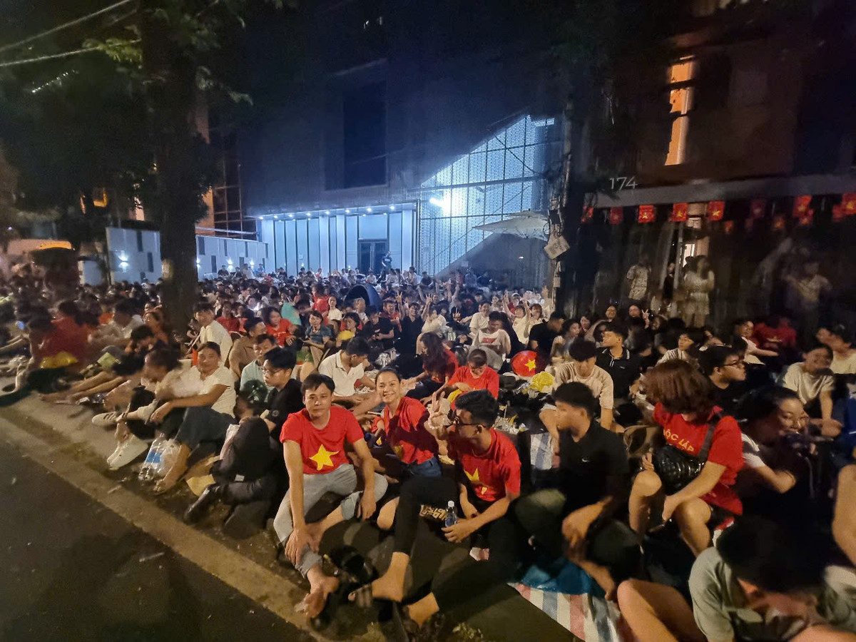 Tới hơn 3h sáng, gần như các trục đường chính đã không còn chỗ ngồi.