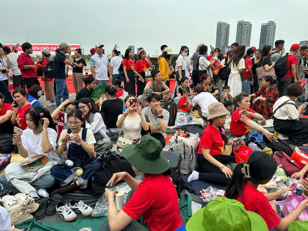 Từ vỉa hè tới lòng đường, đâu đâu cũng kín người.