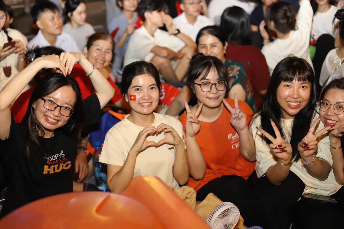 Một nhóm bạn trẻ đến từ Quận 12 và Quận Gò Vấp cho biết: "Chúng em đến khu vực quận 1 từ chiều 29/4 ở Bến Bạch Đằng, sau đó đến khuya thì vào khu vực đường Lê Lợi để tranh thủ có chỗ ngồi tốt xem diễu binh, ngồi từ tối hôm qua tới giờ ở đây luôn".