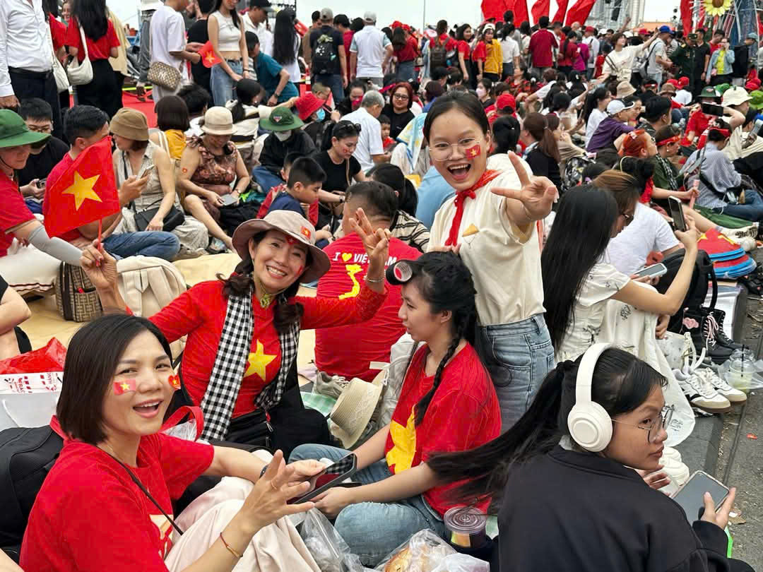 Sắc cờ đỏ sao vàng phủ khắp phố phường.