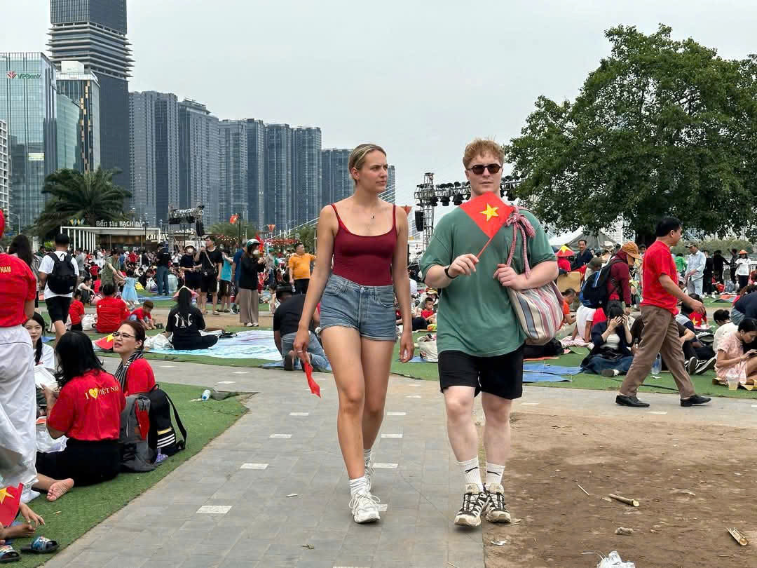 Du khách nước ngoài cũng vô cùng háo hức tìm tới các tuyến phố lớn để chờ đón Đại lễ diễu binh, diễu hành 30/4.