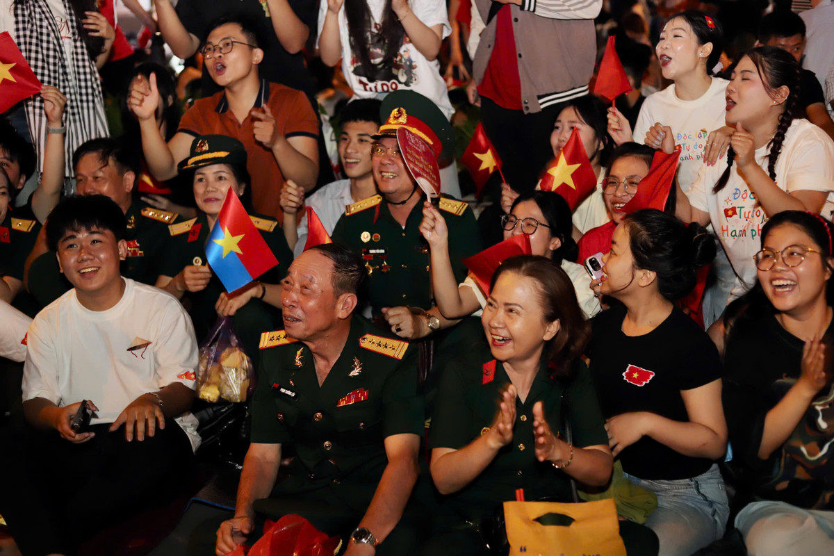 Các cô, chú là bộ đội Trường Sơn cũng có mặt ở khu vực đường Lê Lợi từ sớm để chờ xem diễu binh: "mấy cô chú ở khắp mọi miền đất nước về TPHCM xem diễu hành, vui lắm, tự hào lắm, non sông ta nối liền 1 dải...