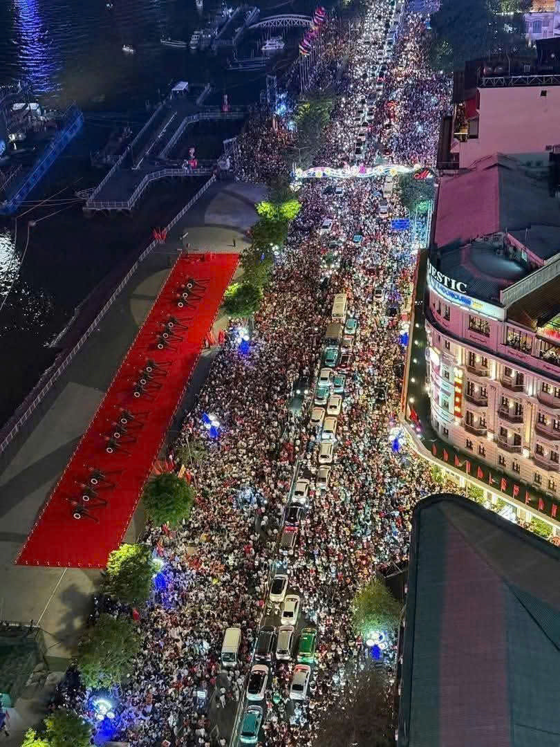 Trực tiếp: Diễu binh diễu hành kỷ niệm 50 năm ngày thống nhất đất nước - Hình 51 Truc tiep: Dieu binh dieu hanh ky niem 50 nam ngay thong nhat dat nuoc-Hinh-51