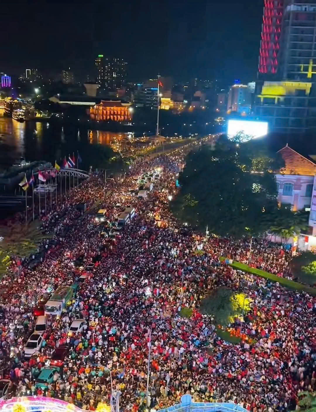 Trực tiếp: Diễu binh diễu hành kỷ niệm 50 năm ngày thống nhất đất nước - Hình 52 Truc tiep: Dieu binh dieu hanh ky niem 50 nam ngay thong nhat dat nuoc-Hinh-52