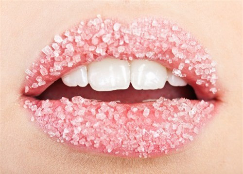 Tẩy da chết Để đôi môi luôn căng mọng, không còn hiện tượng bong tróc, hãy thường xuyên tẩy da chết cho môi. Có thể trộn dầu dừa, mật ong và đường nâu để tạo thành hỗn hợp tẩy da chết cho môi. Hoặc dùng bàn chải đánh răng mềm, xoay tròn nhẹ nhàng trên môi để lấy đi da chết.