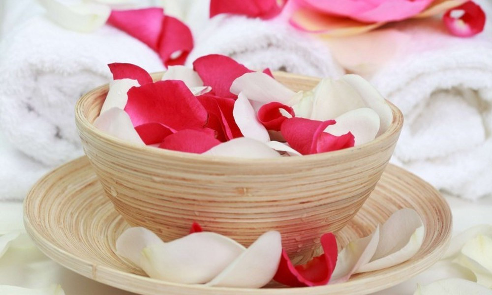Cánh hoa hồng đã được coi là một loại dược phẩm dùng để chăm sóc sắc đẹp rất tốt, trong đó có việc giữ da luôn mềm mại và chống được tình trạng nứt nẻ. Bạn hãy dùng những cánh hoa hồng ngâm vào một lượng sữa vừa đủ trong vòng vài giờ, rồi dầm nát cánh hoa trong sữa để tạo thành dung dịch nước hoa hồng.