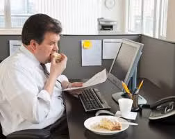 Ngoài ra, việc vừa ăn vừa làm việc bên máy tính không chỉ khiến bạn có nguy cơ ăn nhiều hơn, mà thường là mất cảm giác ngon miệng và thời gian cho bữa ăn cũng kéo dài hơn. Điều này ảnh hưởng không nhỏ đến dạ dày và quá trình tiêu hóa thức ăn. 