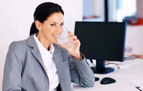 Một thói quen xấu nữa mà dân công sở thường mắc phải đó là “ngại” hoặc vô tình quên mất việc uống nước.