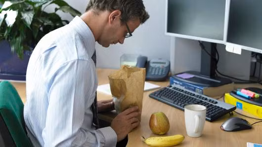 Theo TS Jeff Brunstrom, Đại học Bristol (Anh) việc ngồi trước màn hình máy tính để ăn trưa, một thói quen khá phổ biến ở dân văn phòng có thể khiến bạn bị tăng cân.