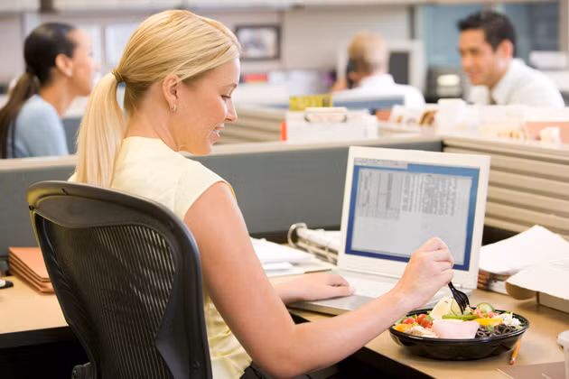 Với thói quen xấu của dân công sở này, khi thao tác trên máy tính sẽ ảnh hưởng đến “sự ghi nhớ bữa ăn", khiến người ta dường như mất ý thức về những gì mình đã ăn, và luôn cảm thấy hình như mình ăn chưa đủ no, và kết quả là rất dễ có nhu cầu ăn thêm một bữa nhẹ ngay sau bữa ăn chính.