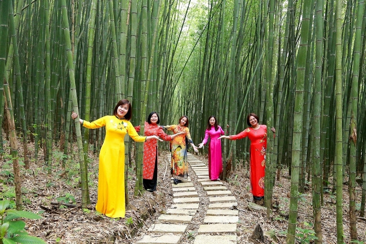 Nằm trong vùng khí hậu mát mẻ của Vườn Quốc gia Phia Oắc - Phia Đén, đây sẽ là địa chỉ thú vị cho đối tượng du khách muốn nghỉ ngơi, cắm trại, picnic vào dịp cuối tuần bên gia đình và bạn bè.