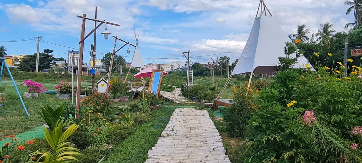 Và khung cảnh yên ả, thơ mộng đặc trưng của làng quê Việt hiện ra trước mắt.