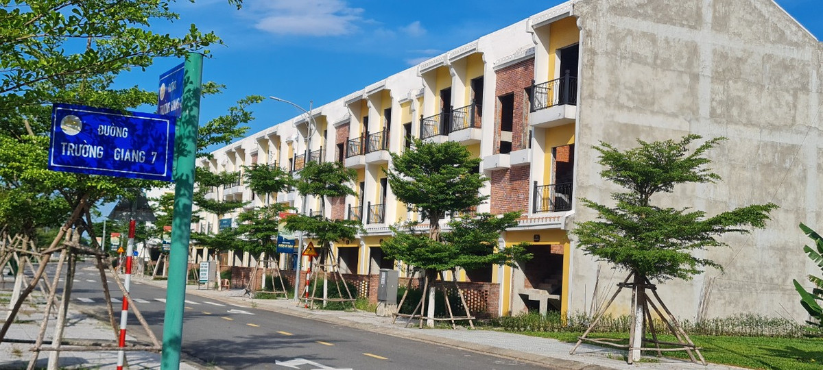 Chủ đầu tư cho biết, dự án lấy cảm hứng theo phong cách thiết kế mang hơi thở của phố cổ Hội An cùng với hệ thống tiện ích sống đẳng cấp hướng tới một chốn an cư kiểu “Tây”.