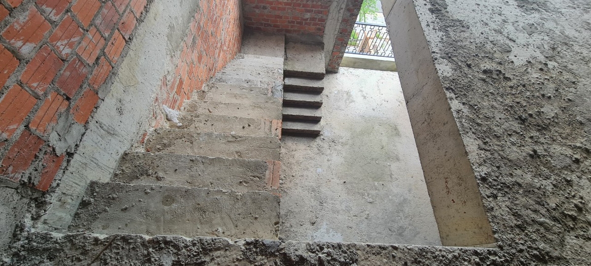 Bên trong màu sơn vàng bắt mắt của dãy nhà là những hạng mục mới được xây thô.