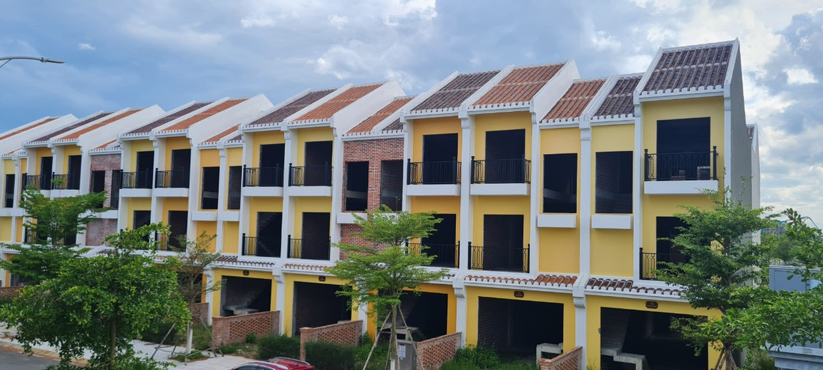 Nằm cạnh cầu Cửa Đại - cây cầu lớn nhất tỉnh Quảng Nam, trên tuyến đường huyết mạch kết nối Đà Nẵng - Hội An - Tam Kỳ, dự án vẫn rơi vào cảnh bỏ hoang khiến bao người tiếc nuối.