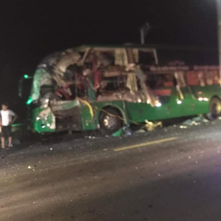 Cú va chạm mạnh đã khiến xe khách vỡ nát tại hiện trường.