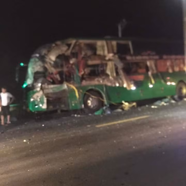 Cú va chạm mạnh đã khiến xe khách vỡ nát tại hiện trường.