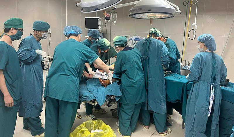 Đến sáng 18/6, có thêm một nạn nhân đã tử vong, 9 trường hợp còn lại vẫn đang được cấp cứu và điều trị.