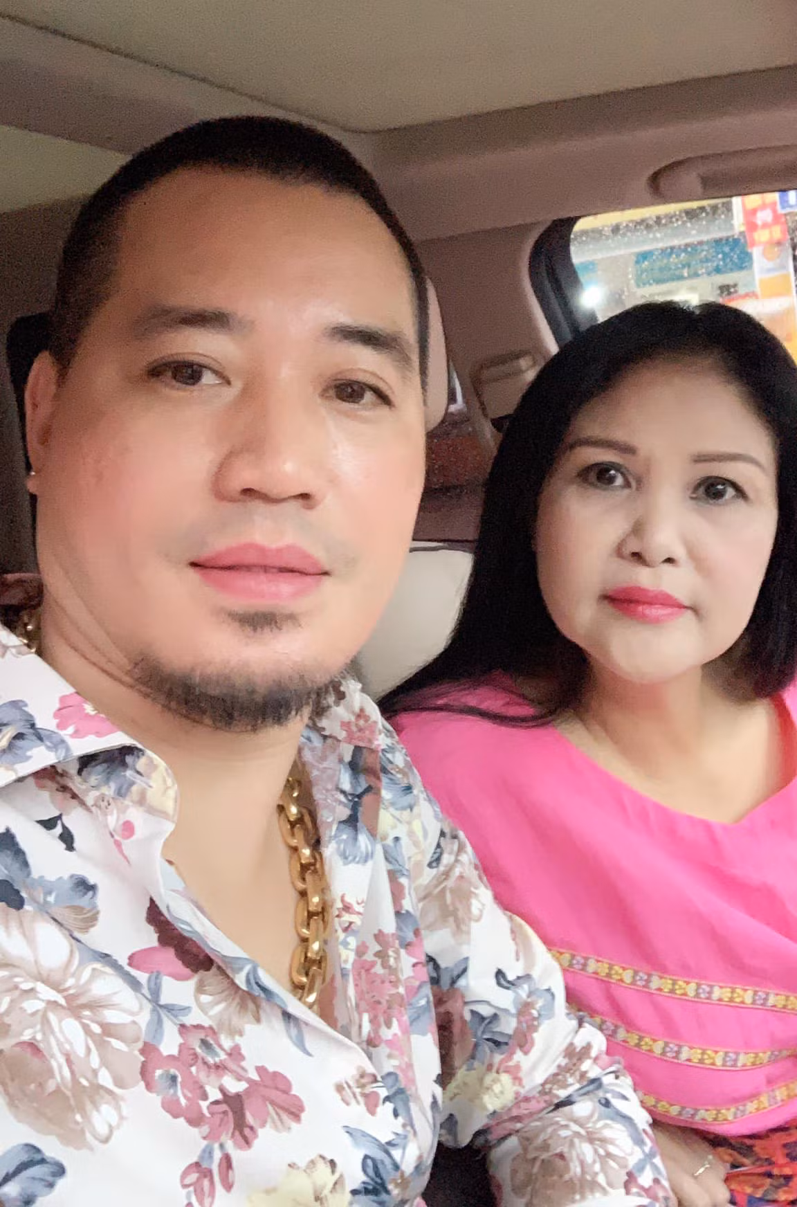 Được chồng trẻ cưng chiều nhưng điều mà NSND Thanh Ngoan tiếc nuối là cả hai không có con chung. "Đôi khi tôi cũng cảm thấy mình có lỗi, nếu có được một đứa con gái thì tốt nhưng chồng bảo có thì vui, không cũng không sao. Đấy là người ta nói thế nhưng trong thâm tâm mình vẫn thấy đó là điều thiếu sót của mình. Giá như mình làm được điều đó thì sẽ trọn vẹn hơn", Thanh Ngoan chia sẻ.