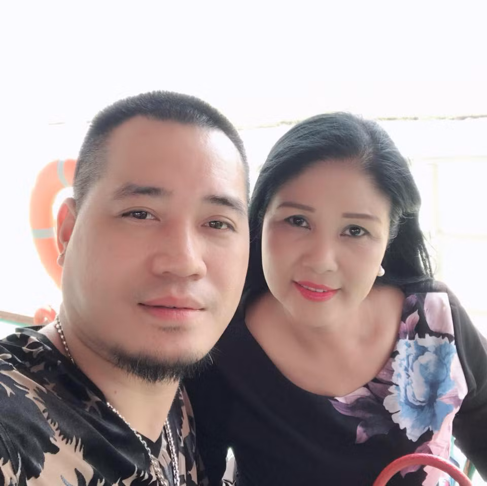 NSND Thanh Ngoan thú nhận về phần kinh tế trong nhà chồng lo hết. Chồng là người đáp ứng để Thanh Ngoan có được cuộc sống sang chảnh, dùng hàng hiệu nhưng nữ nghệ sĩ bảo thích sự chân phương, hạnh phúc mới là điều quan trọng.